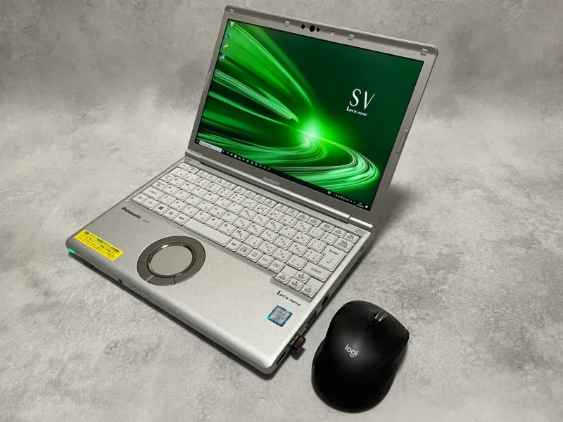 机に置いたCF-SV8とワイヤレスマウス