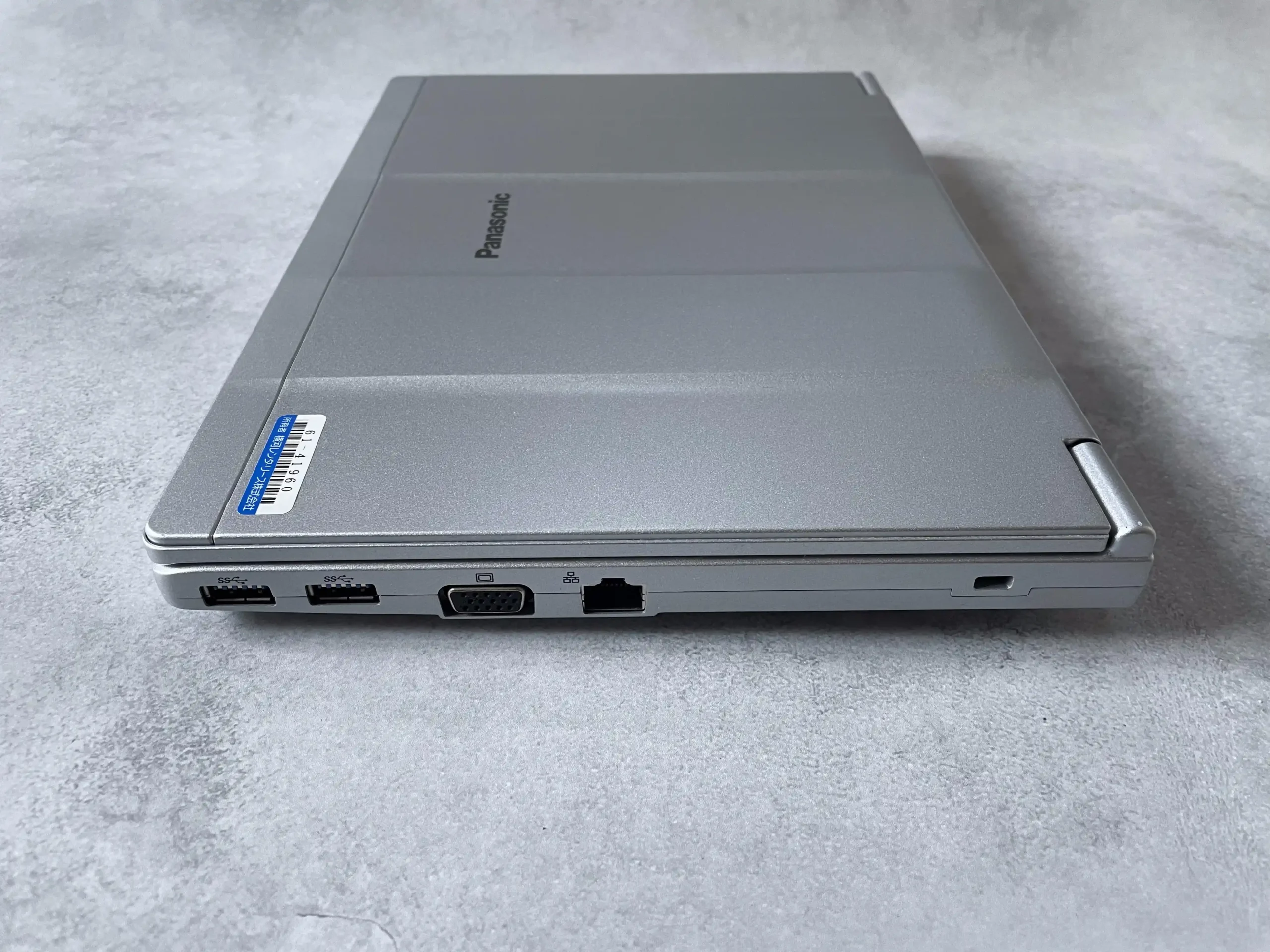レッツノートCF-SV8の左側面にあるUSB・VGA・LANの端子