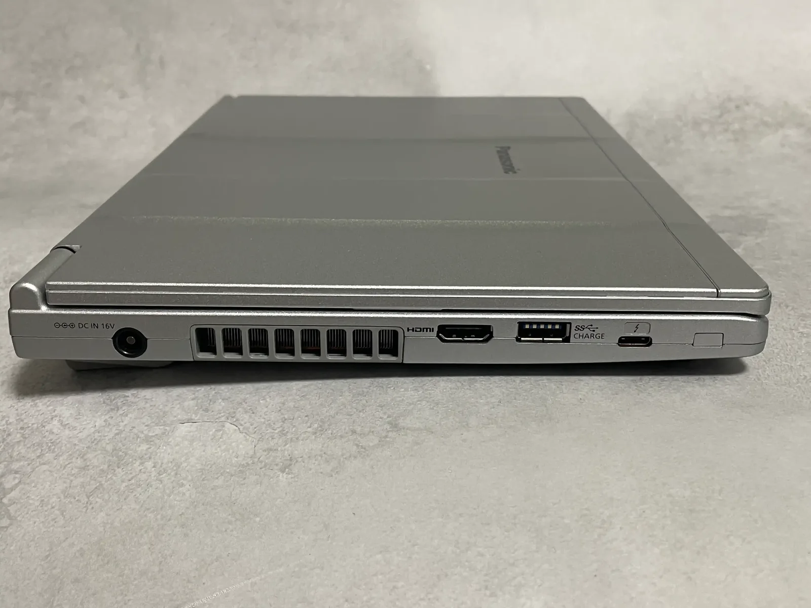 CF-SV8の右側面にあるHDMI・USB・USB Type-Cの端子