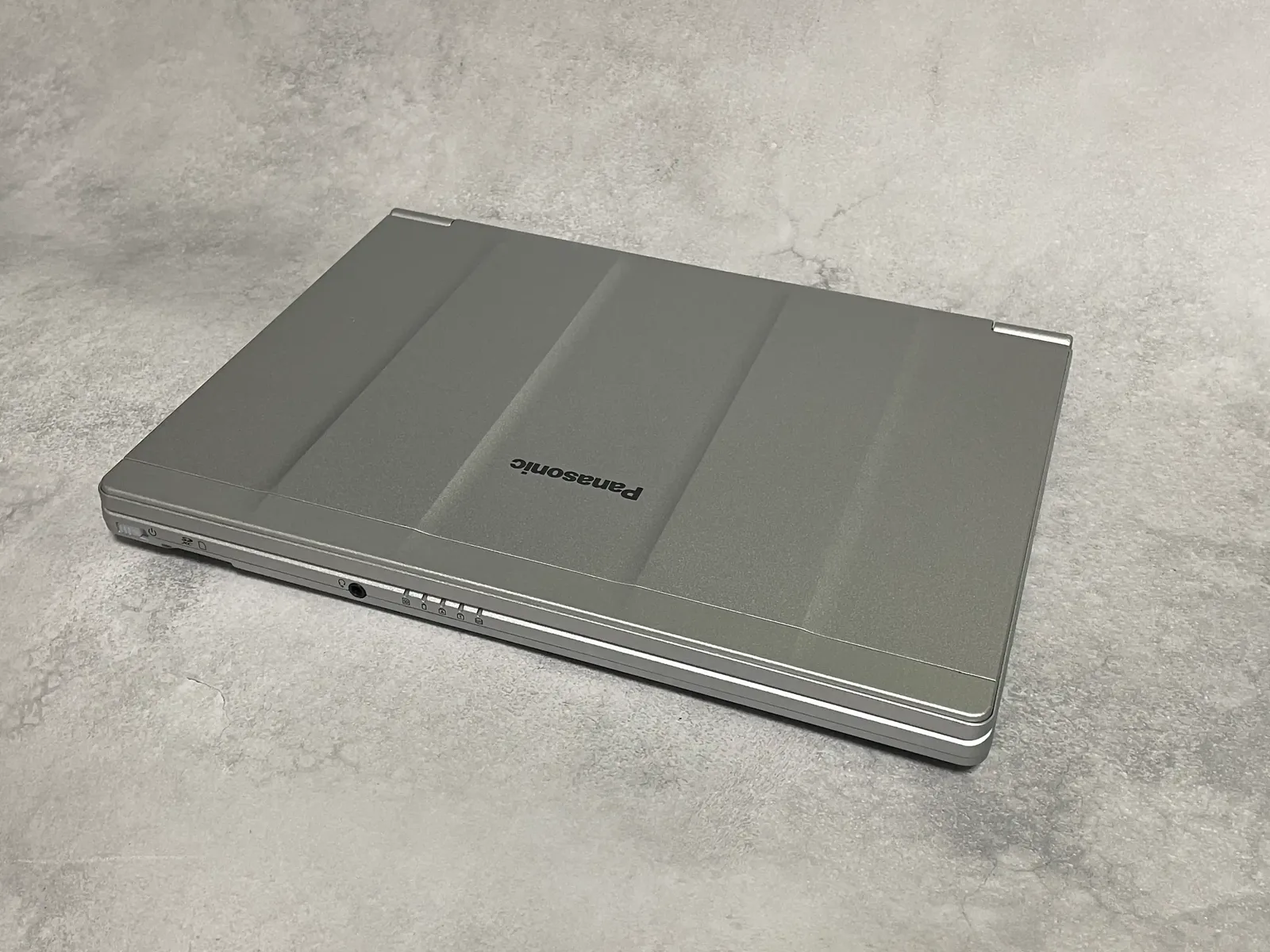 閉じたCF-SV8を右斜め前から見たところ