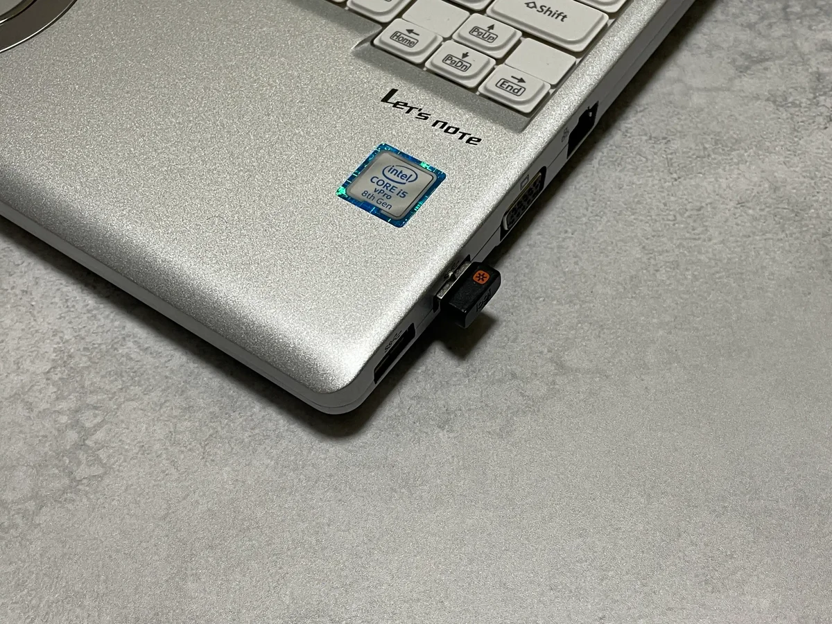 CF-SV8のパームレストにあるCore i5 vPro 8th Genのシール